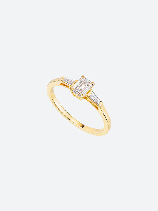 SOLITAIRE DIAMANT TAILLE EMERAUDE ET TRAPEZES OR JAUNE